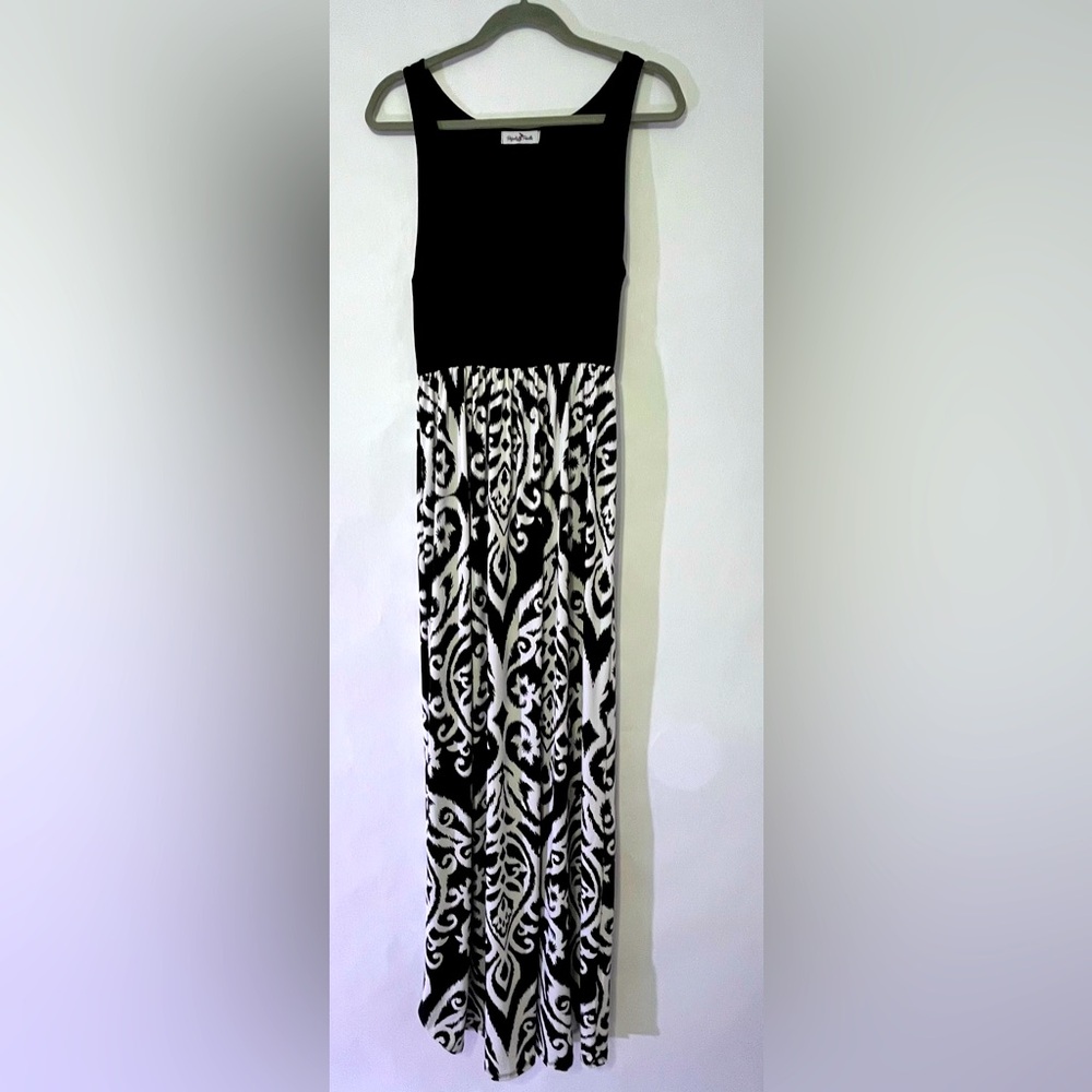 Sleeveless Black & White Patterned Maxi Dress